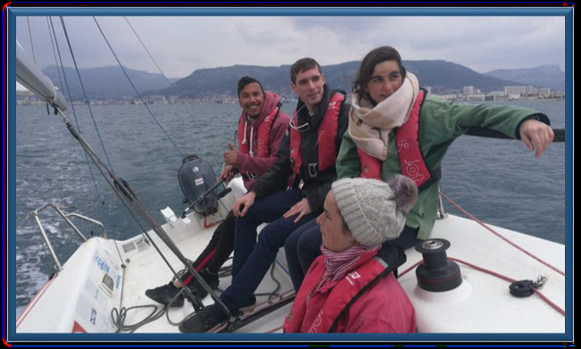 Des jeunes de cités participent à une régate de bateau